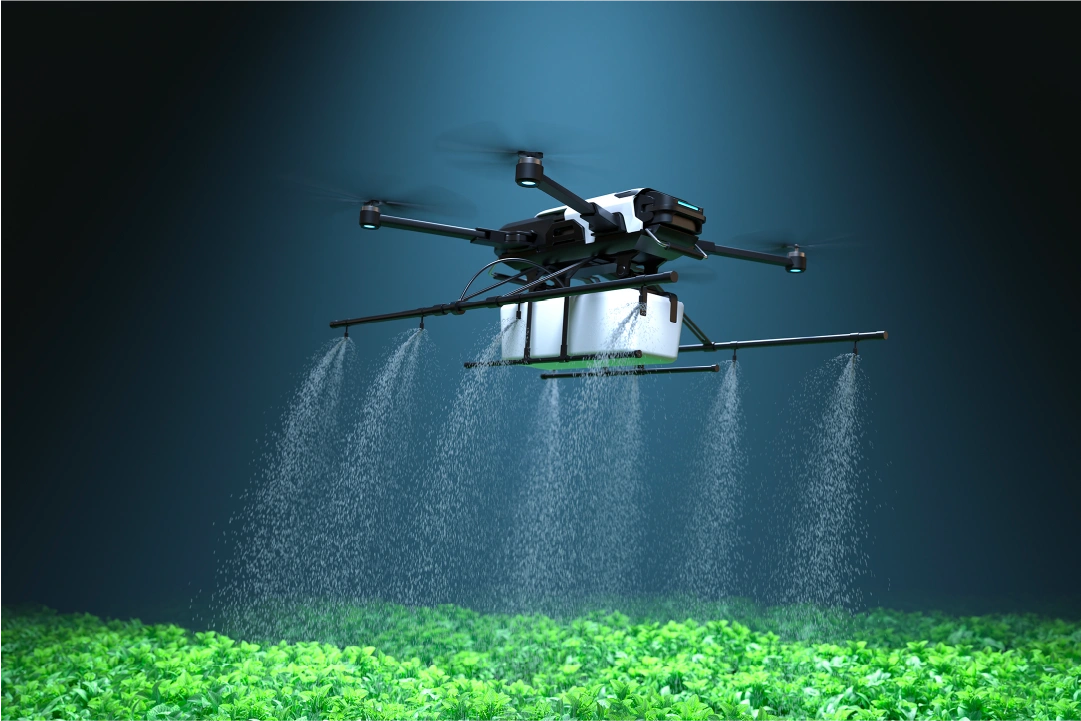 Drone agricole pulvérisant un champ pour illustrer l’optimisation des intrants grâce à la cartographie multispectrale.