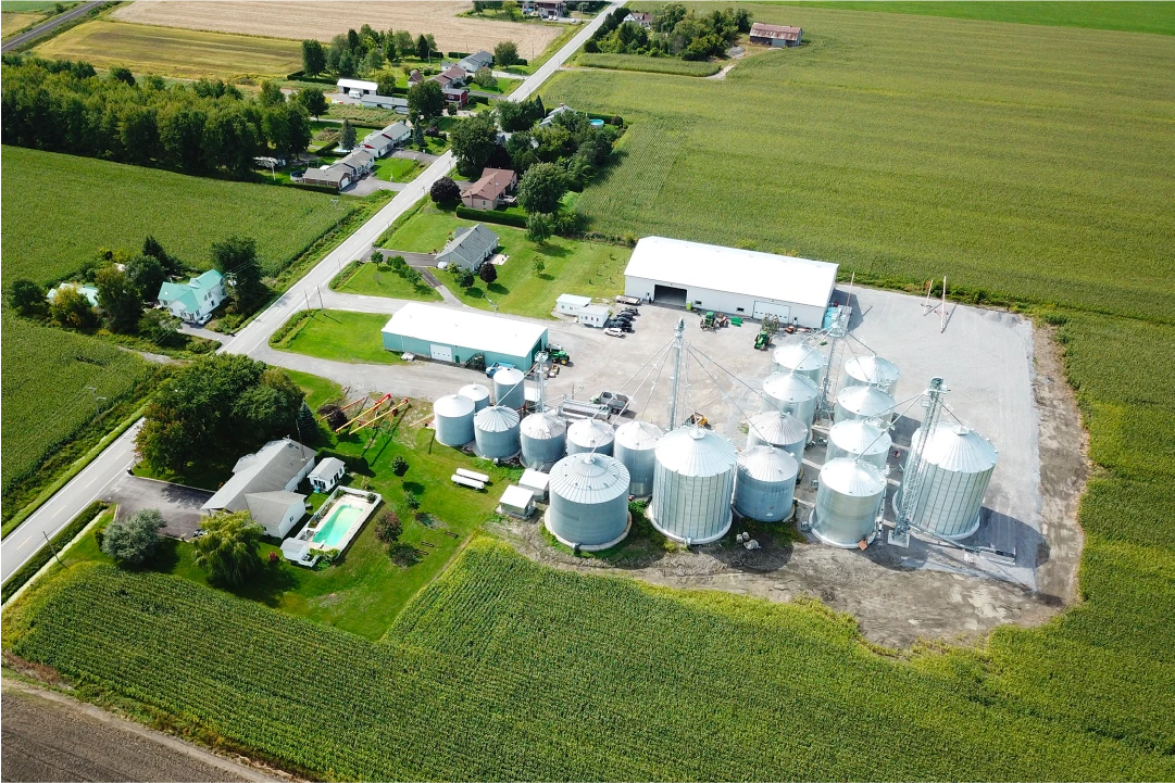 Installations modernes d’entreposage de grains avec silos et équipements aux Fermes Overbeek